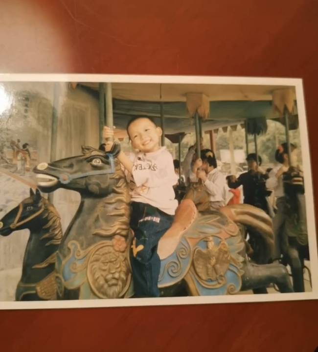 姚策小时候在甘塘公园骑旋转木马。受访者供图