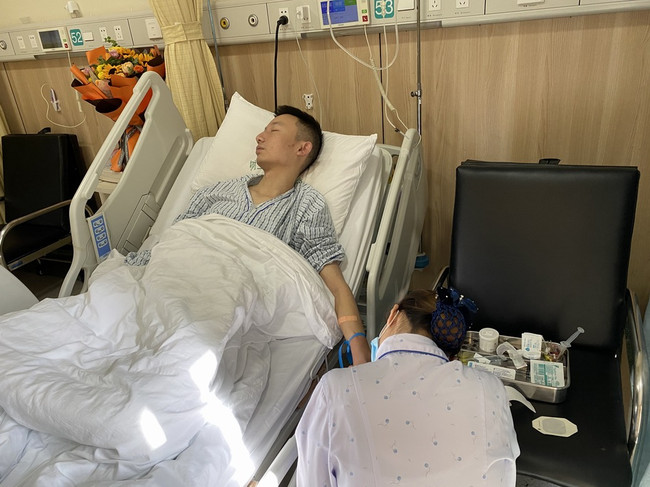 护士寻找姚策手臂上可以扎针的地方。澎湃新闻记者 黄霁洁 图