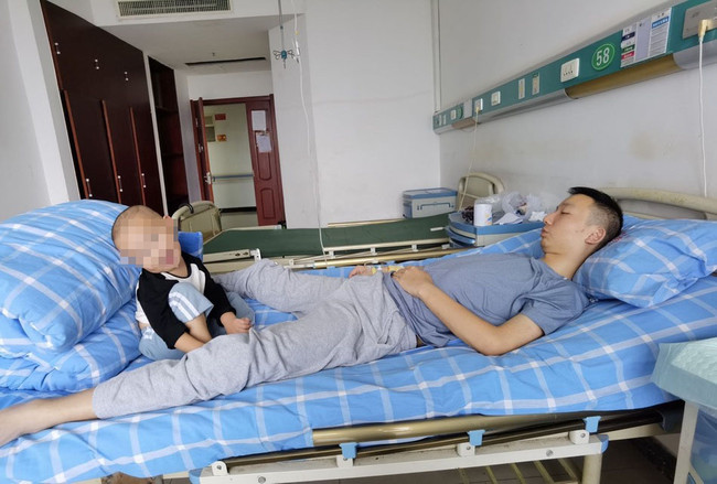 姚策生病治疗时,儿子在身边。受访者供图