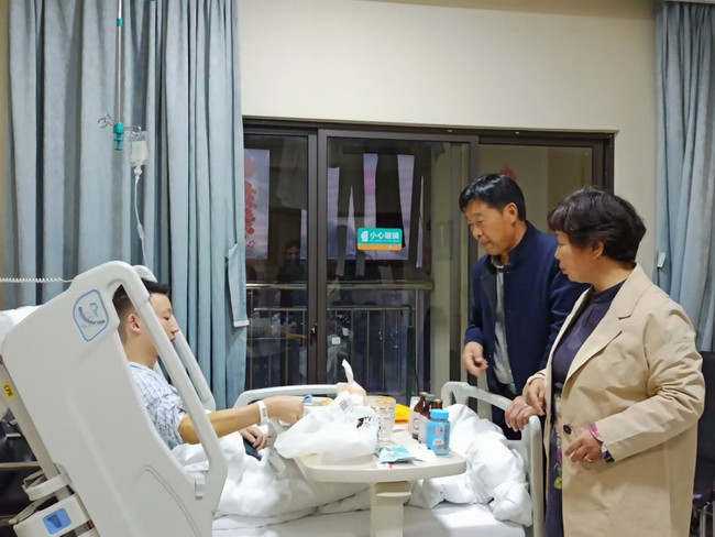 姚策和妈妈杜新枝、爸爸郭希宽。受访者供图