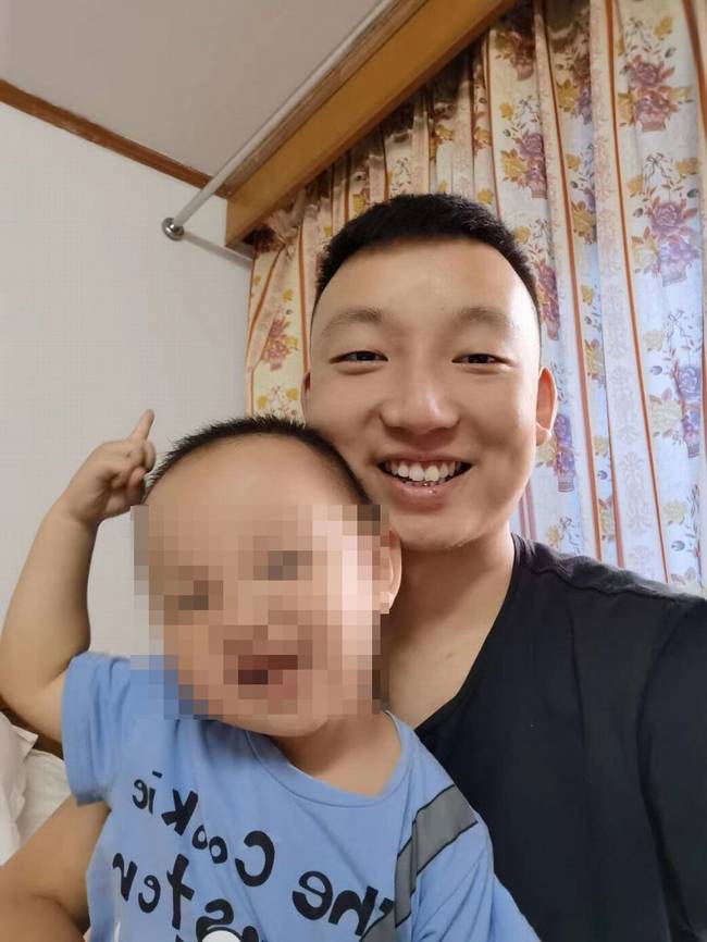 姚策儿子和他一样喜欢搞怪。受访者供图