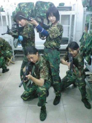 中美交锋中的美女翻译，16年前就给美国“上课”了