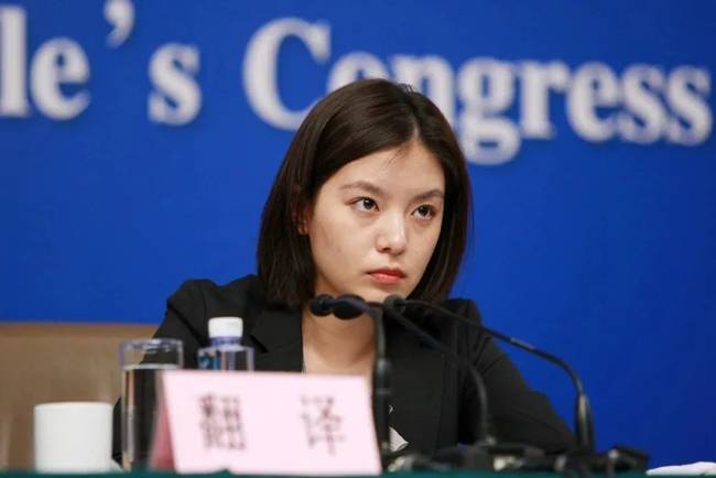 中美交锋中的美女翻译，16年前就给美国“上课”了