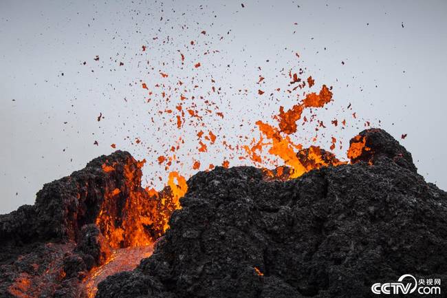 冰岛一火山休眠6000年后喷发