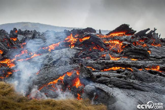 冰岛一火山休眠6000年后喷发