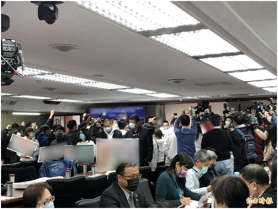 台湾疫苗今开打，台“立法院”也“开打”