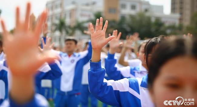 海口：在无声的世界里 学生们用手语唱国歌
