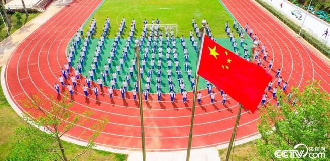 海口：在无声的世界里 学生们用手语唱国歌