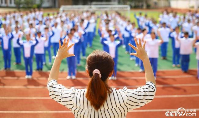 海口：在无声的世界里 学生们用手语唱国歌
