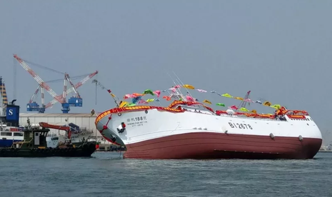 台湾新船下水就发生严重倾斜，船身贴近水面