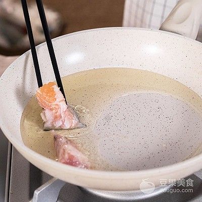 酱汁三文鱼头的做法