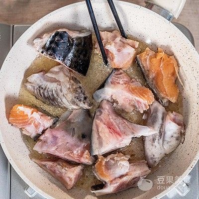 酱汁三文鱼头的做法