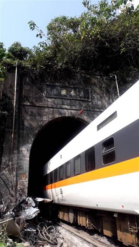 台铁脱轨列车车厢内画面曝光：漆黑一片，多节车厢严重变形