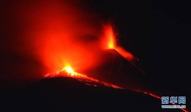 这是3月31日在意大利西西里岛拍摄的正在喷发的埃特纳火山。