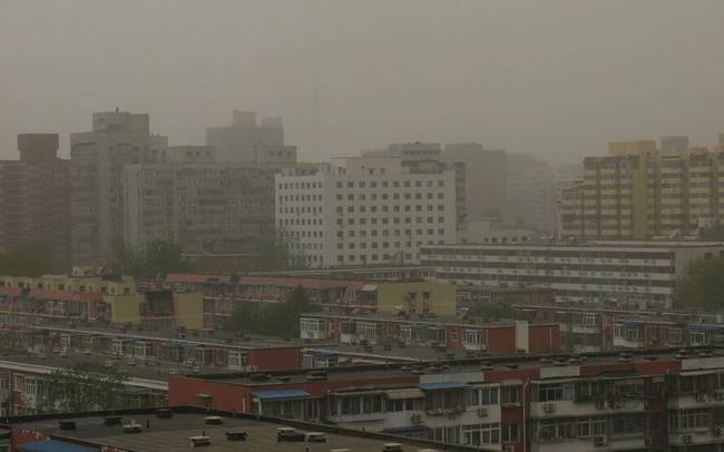 北京出现沙尘天气 同时伴随雨水形成沙尘雨