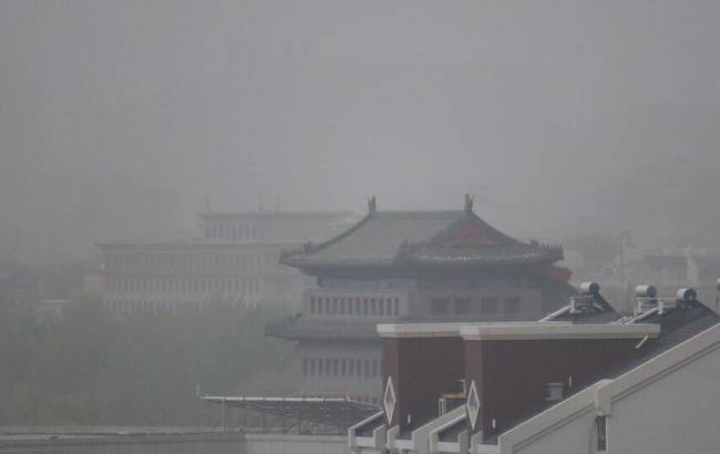 北京出现沙尘天气 同时伴随雨水形成沙尘雨