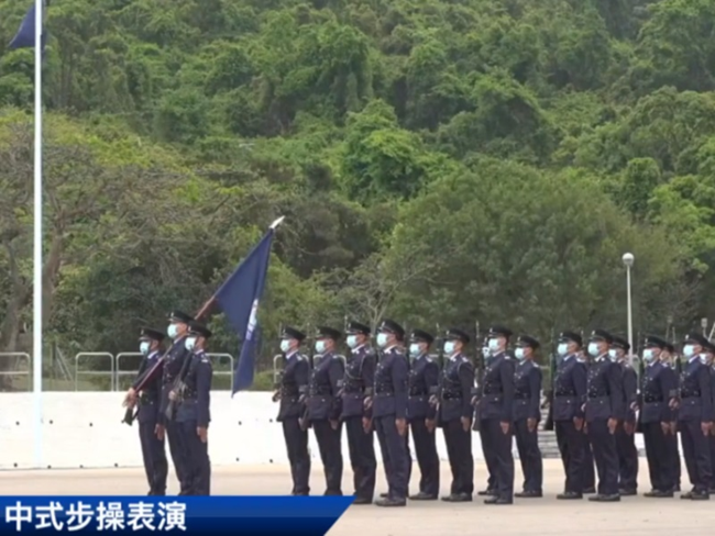 真帅！港警首次公开演示中式步操