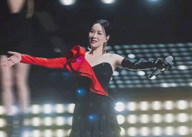 那英回应邀请沈腾杨洋伴舞：我只配给他俩伴唱